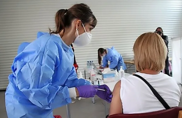 Komisija za medicinsko etiko poziva k razmisleku o obveznosti 
cepljenja skupin s tveganjem za težji potek covida-19 in vseh, ki se 
poklicno srečujejo s skupinami ljudi. Pa tudi o splošnem obveznem cepljenju.