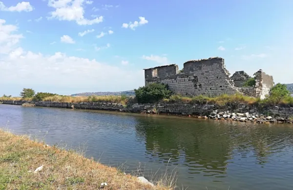 V zadnjem desetletju se kršitve varstvenega režima v Krajinskem 
parku Sečoveljske soline še vedno večinoma nanašajo na nedovoljen ribolov v nočnem času.