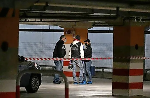 Danes dopoldne so v prvem nadstropju garažne hiše nakupovalnega centra Il Giulia v Trstu našli moško truplo. Foto:  
FOTODAMJ@N/Primorski dnevnik)