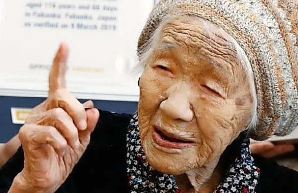 Kane Tanaka je obletnico obeležila skupaj z osebjem v domu za 
starejše.