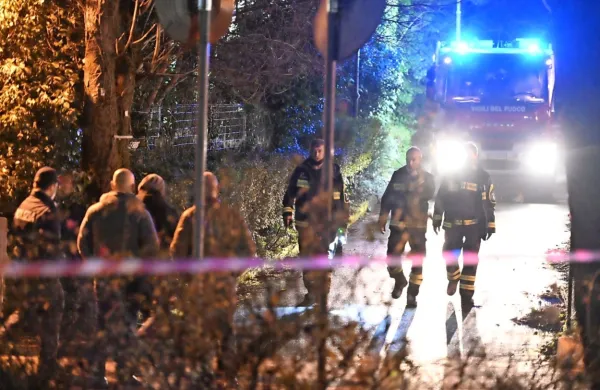 Danes   popoldne  so v parku nekdanje psihiatrične bolnišnice našli  
žensko truplo, ovito v črne vreče.