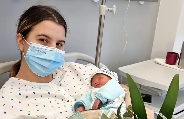 Tudi letos je vodstvo šempetrske bolnišnice obdarilo prvega 
letošnjega novorojenca. Deček Kan se je rodil 1. januarja, nekaj 
minut po 11. uri. 