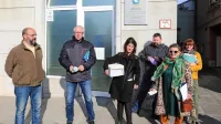 Člani Civilne iniciative Gibanje za Izolo, ko so 18. novembra občini 
predali podpise za izvedbo referenduma. 