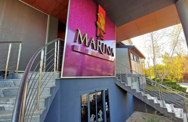 Specializirano tožilstvo trdi, da je  v Marini na Ajševici   pred 
zaprtjem  januarja 2019 delalo najmanj 530 prostitutk.  