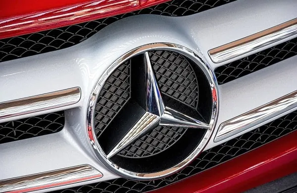 Mercedes-Benz je vpoklical več kot 800.000 vozil različnih modelov z dizelskim motorjem. V motorju lahko namreč pride do 
puščanja, ki lahko tudi povzroči požar.