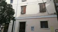 Pročelje stavbe v Budičinovi ulici nakazuje, da je stavba v dokaj 
dobrem stanju ... 