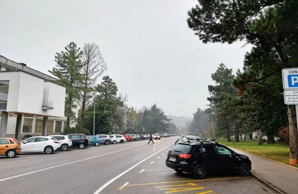 59 parkirnih mest na Kidričevi ulici je spet brezplačnih. Takoj so se napolnila. Table so včeraj dopoldne še 
stale, a so se dogovorili, da jih bodo odstranili. 
