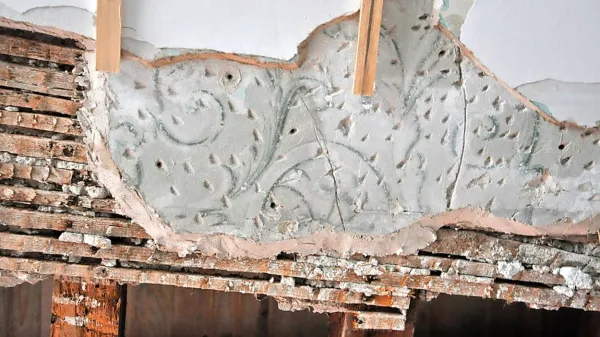 Starejša plast poslikave po izvedeni intervenciji stabilizacije ometa v prostorih prvega nadstropja. 