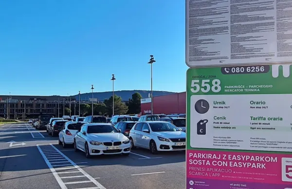 Mesečni abonma za parkiranje pred trgovino Mercator tehnika 
velja 25 evrov.