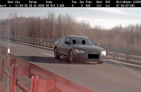 Murskosoboški prometni policisti  so  vozniku audija, ki je po 
avtocesti  vozil  206 kilometrov  na uro,  izrekli 1200 evrov globe  in 
devet kazenskih točk.    
