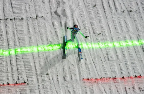 Norvežan Marisu Lindvik je pristal na zeleni črti, a mu je vseeno 
malo zmanjkalo do zmage.