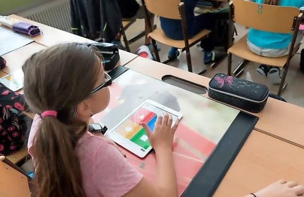 Spremenjena karantenska pravila za učence in dijake bodo  
omogočila, da bo pouk še naprej načeloma večinoma potekal v 
šolah.