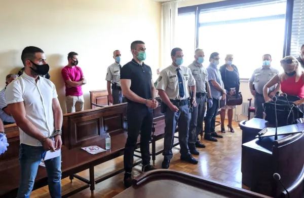 Sojenje   zaradi  očitkov, da so   sodelovali pri tihotapljenju  300  
kilogramov  heroina,  se  je  nadaljevalo  brez     obtožene  trojice.  Aris  
Alibašić, Gregor  Setnikar in  Aleksander Vetorazzi  so  na prostosti  
od lanskega junija.  