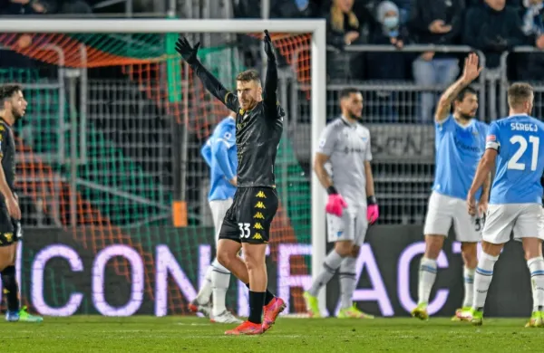 Domen Črnigoj (v ospredju v temnejšem dresu Venezie) se je 
uveljavil v serie A.