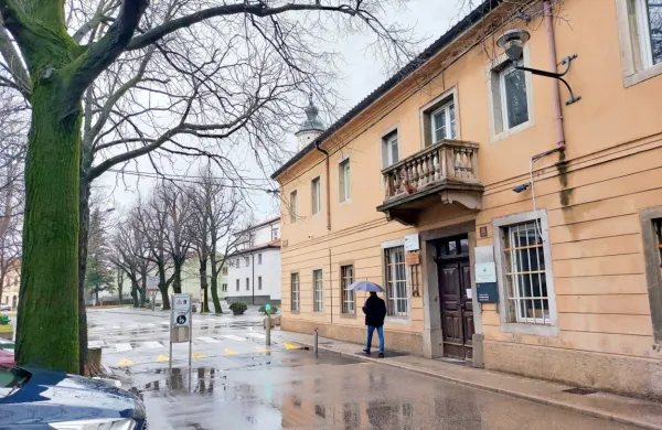 &Scaron;e del uprave v staro občinsko stavbo
