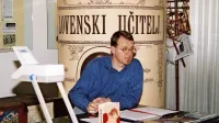 Ervin Dolenc na seminarju Kako zapišem zgodovino moje šole leta 
2001 v Slovenskem šolskem muzeju. Fotografijo je za Dolenčev 
zbornik 2021 od muzeja pridobil  Aleš Gabrič.