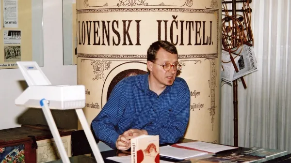 Ervin Dolenc na seminarju Kako zapišem zgodovino moje šole leta 
2001 v Slovenskem šolskem muzeju. Fotografijo je za Dolenčev 
zbornik 2021 od muzeja pridobil  Aleš Gabrič.