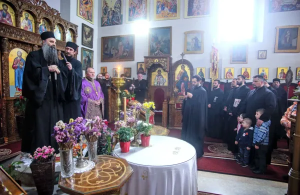 Patriarh Porfirije Perić leta 2017 md maševanjem v koprski 
pravoslavni cerkvi.