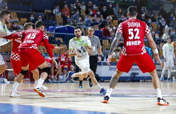  Blaž Janc (z žogo)  in soigralci bodo tako do torkovega odhoda na 
Madžarsko vadili v pripravljalni bazi v Zrečah.