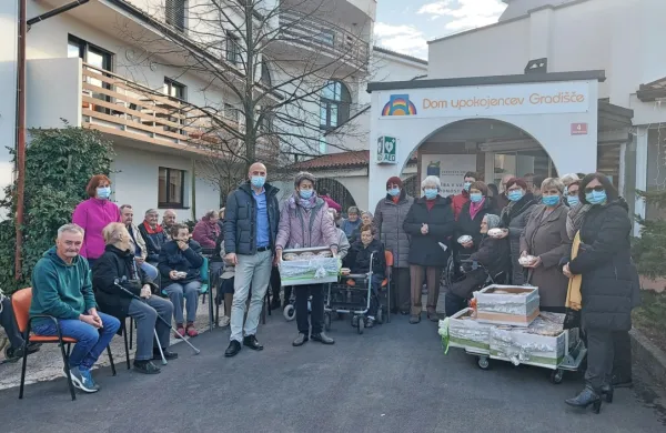 Članice Župnijske karitas Dornberk, Društva kmečkih žena Dornberk in tamkajšnjega  društva upokojencev so ob prazniku svetih treh kraljev 
stanovalce   Doma upokojencev Gradišče obdarile z domačimi piškoti in božičnimi napevi. 