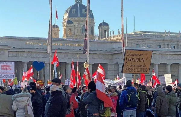 Na Dunaju so protestirali proti ukrepom zaradi novega koronavirusa in cepljenju.