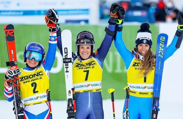Švedinja Sara Hector (v sredini) je zmagala na veleslalomu za 
svetovni pokal alpskih smučark v Kranjski Gori. Francozinja Tessa 
Worley (levo) je bila druga, Italijanka Marta Bassino pa  tretja.