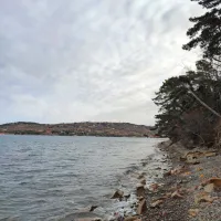 Turisti zidajo kamnite &ldquo;apartmaje&rdquo;