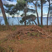 Turisti zidajo kamnite &ldquo;apartmaje&rdquo;