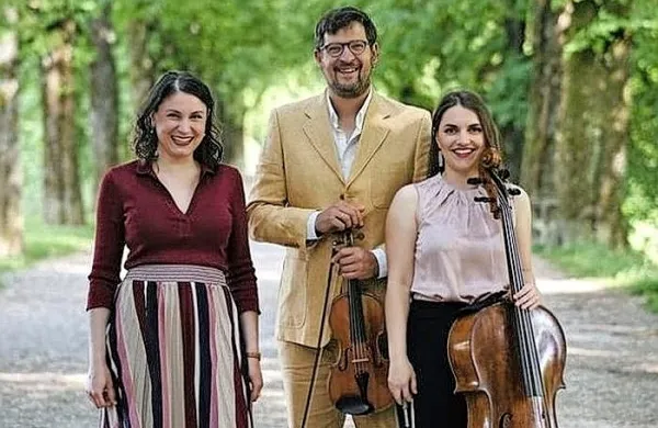  Letošnje Grajske harmonije bodo v četrtek na gradu Kromberk  odprli 
(z leve) pianistka Meta Fajdiga, violinist Žiga Faganel in violončelistka 
Alja Mandič Faganel. 