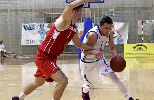  Pred petimi leti tekmeca, danes soigralca -  Aleks Cvetičanin 
(desno)  je tudi takrat igral za  Portorož, medtem ko je  Tim Škerbec 
v sezoni 2015/16 nosil dres Sežane. 

