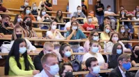 Na Univerzi na Primorskem za zdaj ostajajo predavanja v živo, na Univerzi v Novi Gorici pa je še naprej  hibriden - v živo in  na daljavo.