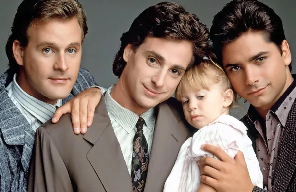 Bob Saget je najbolj slovel po vlogi  Dannyja Tannerja v komični 
seriji televizije ABC Polna hiša, kjer je igral očeta treh hčerk.