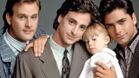 Bob Saget je najbolj slovel po vlogi  Dannyja Tannerja v komični 
seriji televizije ABC Polna hiša, kjer je igral očeta treh hčerk.