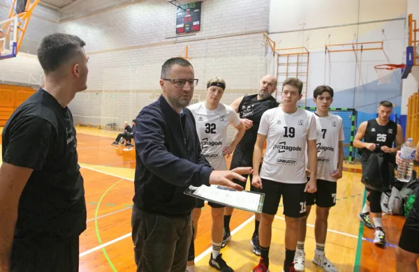 Postojnčani (na fotografiji je trener Konstantin Subotić z igralci) so 
trenutno na  meji neposrednega obstanka v drugi SKL .