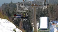 Ko je Počivalo, vstopna šestsedežnica na smučarski center Cerkno, obstala, na njej ni bilo smučarjev. Večjo elektronsko okvaro so včeraj še 
odpravljali.


