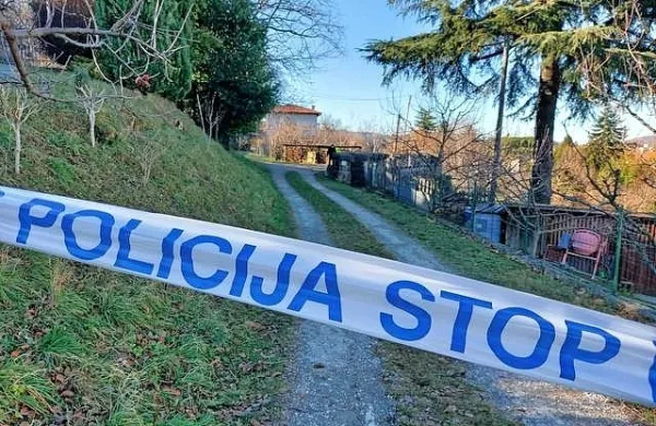 Danes zjutraj je sprehajalka v Novi Gorici v bližini slovensko-italijanske meje nad železniškim tunelom, ki vodi skozi 
Kostanjevico, naletela na moško truplo. Foto: Leo Caharija