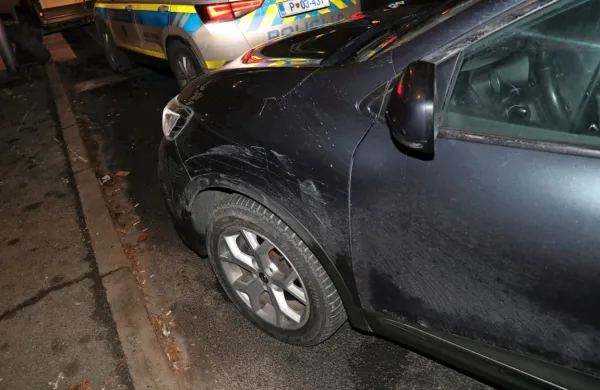Včerajšnje  bežanje   tujega voznika   avtomobila  se   je  končalo  z 
dvema  poškodovanima voziloma (fotografija je simbolična).
