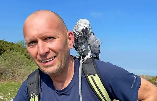 Na vrh je ponesel tudi svojo papigo Izo.