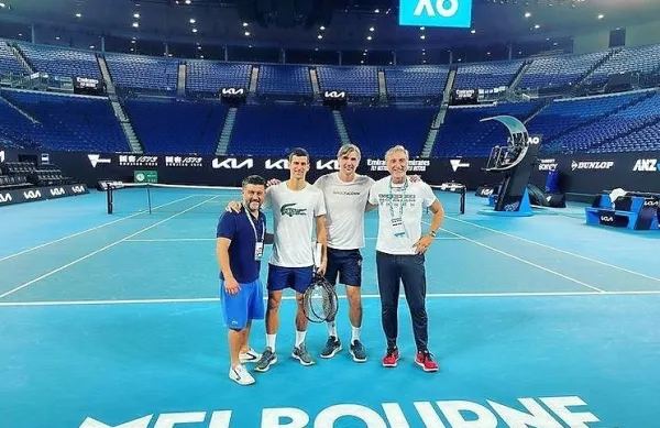 Srbski teniški zvezdnik Novak Đoković je danes vnovič treniral na 
igriščih v Melbourne Parku. Foto vir: Instagram Novak Djokovic