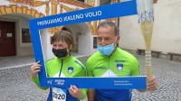 Do športa neprijazna Idrija je občina številnih dobrih športnikov. Na sliki prvi olimpijec iz občine - Valter 
Bonča in lanska olimpijka  Tanja Žakelj - ob prenosu olimpijske bakle. 