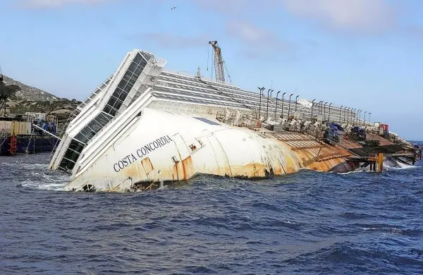 Nesreča luksuzne ladje za križarjenje Costa Concordia blizu 
italijanskega otoka Giglio je zahtevala 32 življenj.
