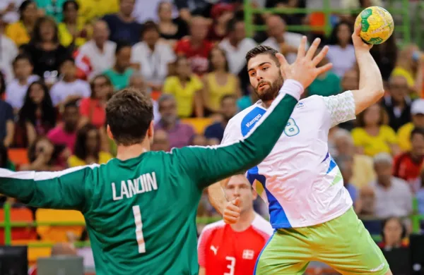 Blaž Janc (z žogo) bo imel tako kot na olimpijskih igrah leta 2016 
opravka z danskim vratarjem Niklasom Landinom. 