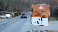 O popolni zapori ceste med Ilirsko Bistrico in Podgradom so do 
včeraj obveščale le obcestne table.