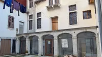 Borilnica je sestavljena iz več starejših stavb in ima razgibano 
vrtno fasado.

