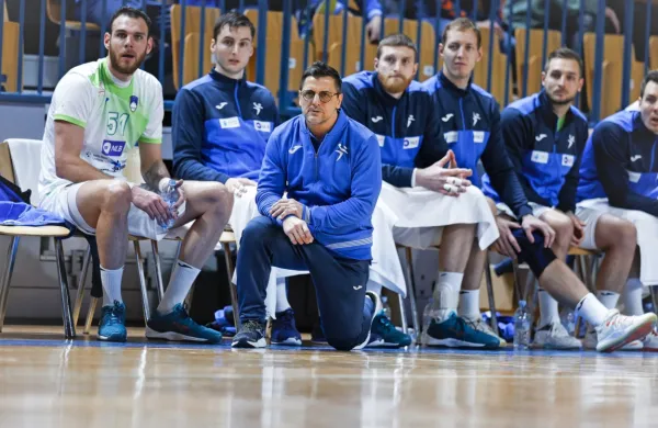 Selektor slovenskih rokometašev Ljubomir Vranješ (v ospredju) bo 
na evropskem prvenstvu potreboval tudi močno klop.  