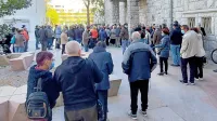 Strokovnjaki si želijo tudi tokrat  tolikšno zanimanje za cepljenje, 
kot je bilo konec lanskega leta v večini  Primorske - posnetek je iz 
novogoriškega cepilnega centra -, saj  imajo cepljeni v primeru 
okužbe praviloma  blago obliko bolezni. 