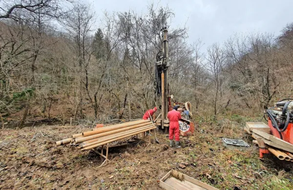 Naložba v zajetje Suhorca bo draga tudi zaradi mnogih geotehničnih raziskav,  ki jih morajo opraviti še pred projektiranjem 
akumulacije. Tako delavci podjetja Rovs te dni na območju 
zajezitve  Padeža  jemljejo vzorce iz 30 metrov globokih vrtin. 
