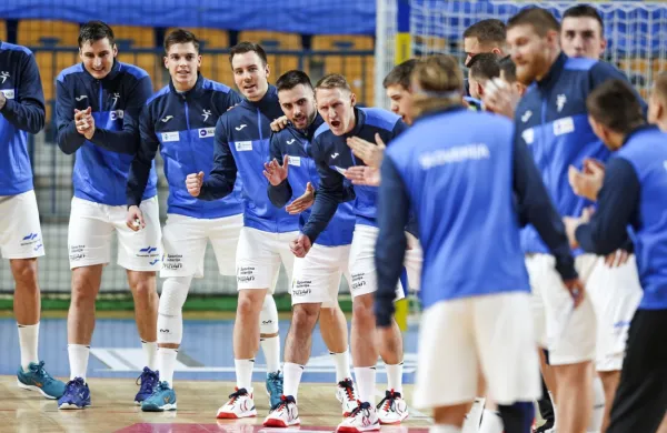 Slovenska moška rokometna reprezentanca je na današnji tekmi 
1. kroga evropskega prvenstva na Madžarskem in Slovaškem v 
Debrecenu premagala Severno Makedonijo s 27:25 (13:10).