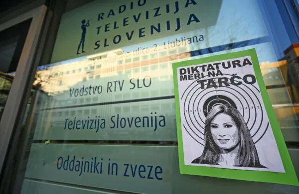 Protestna ljudska skupščina je danes pred stavbo Radiotelevizije 
Slovenija (RTVS) predala podpise pod peticijo v podporo oddaji 
Tarča, voditeljici Eriki Žnidaršič in neodvisnemu novinarstvu na 
RTVS. 