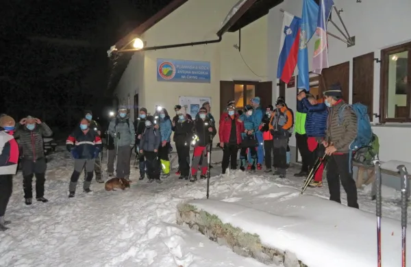 V PD Ajdovščina so udeležence zimskega nočnega pohoda  varno  
pospremili na Čaven in nazaj. 